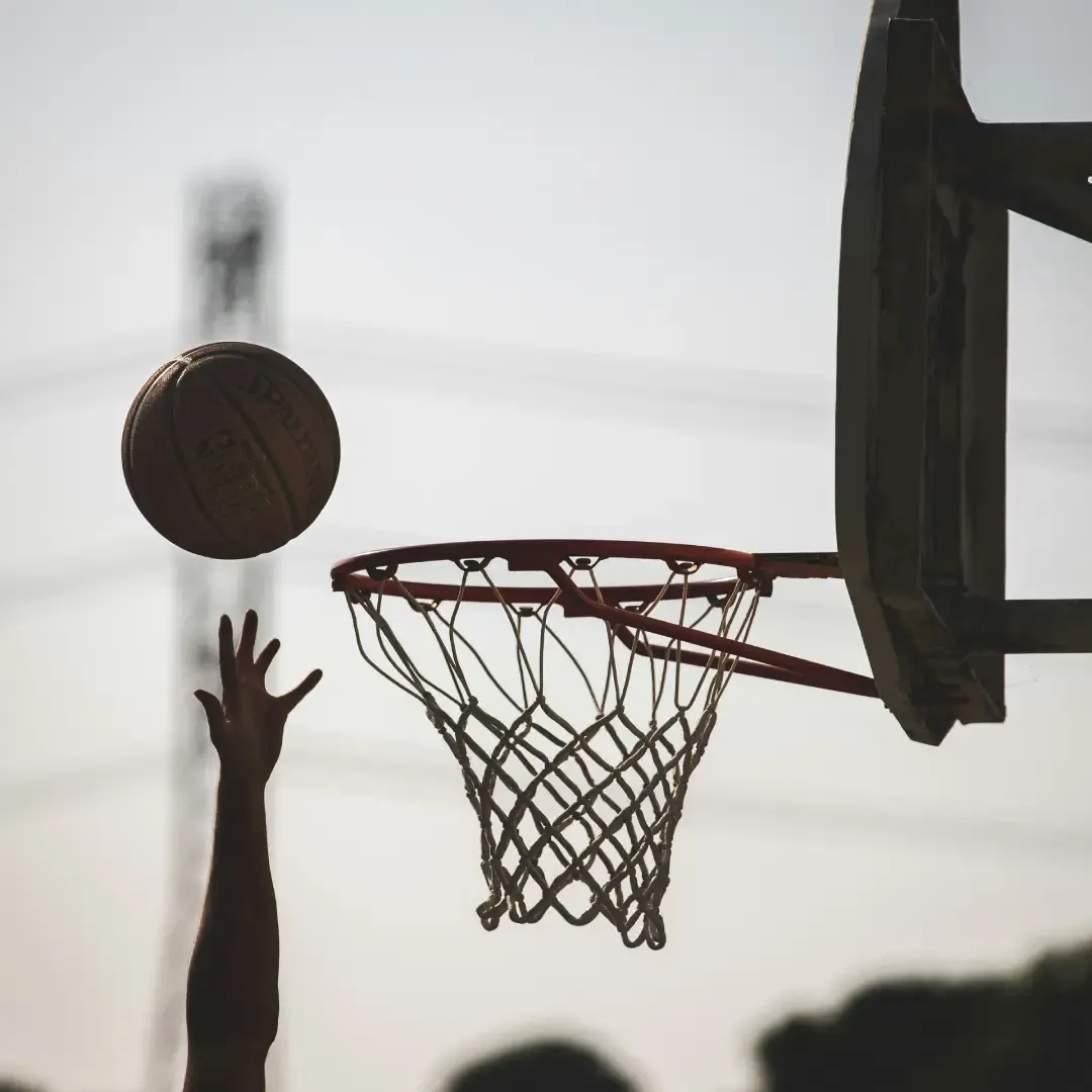 Piłka zmierzająca do celu, czyli siatki kosza.