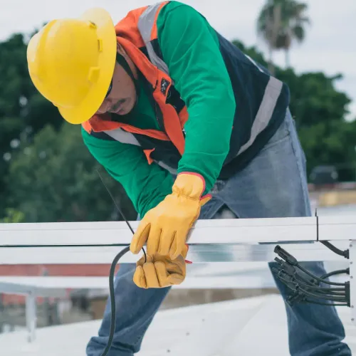 Specjalista elektryk zakładający panele fotowoltaiczne także potrzebuje strony www