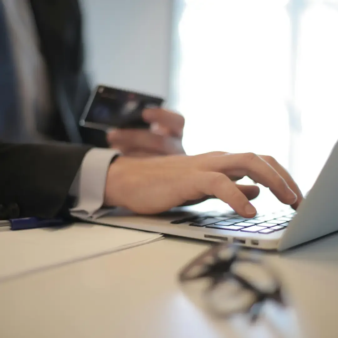 Pomoc w zakresie obsługi i korzystania ze sklepu internetowego na laptopie